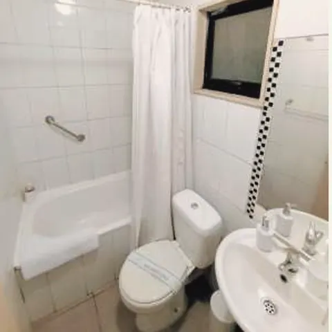 Baño privado del departamento con tina y ducha