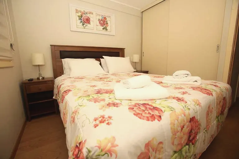 Dormitorio del departamento amoblado con cama de dos plazas
