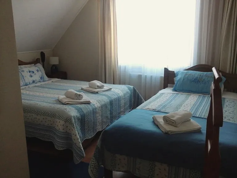 Habitación triple con una cama ancha y una individual