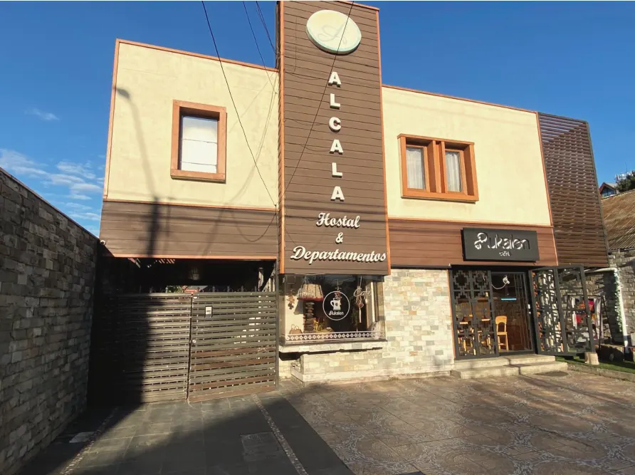 Fachada del Hostal Alcalá en Sanger 975, con el letrero de hostal y departamentos